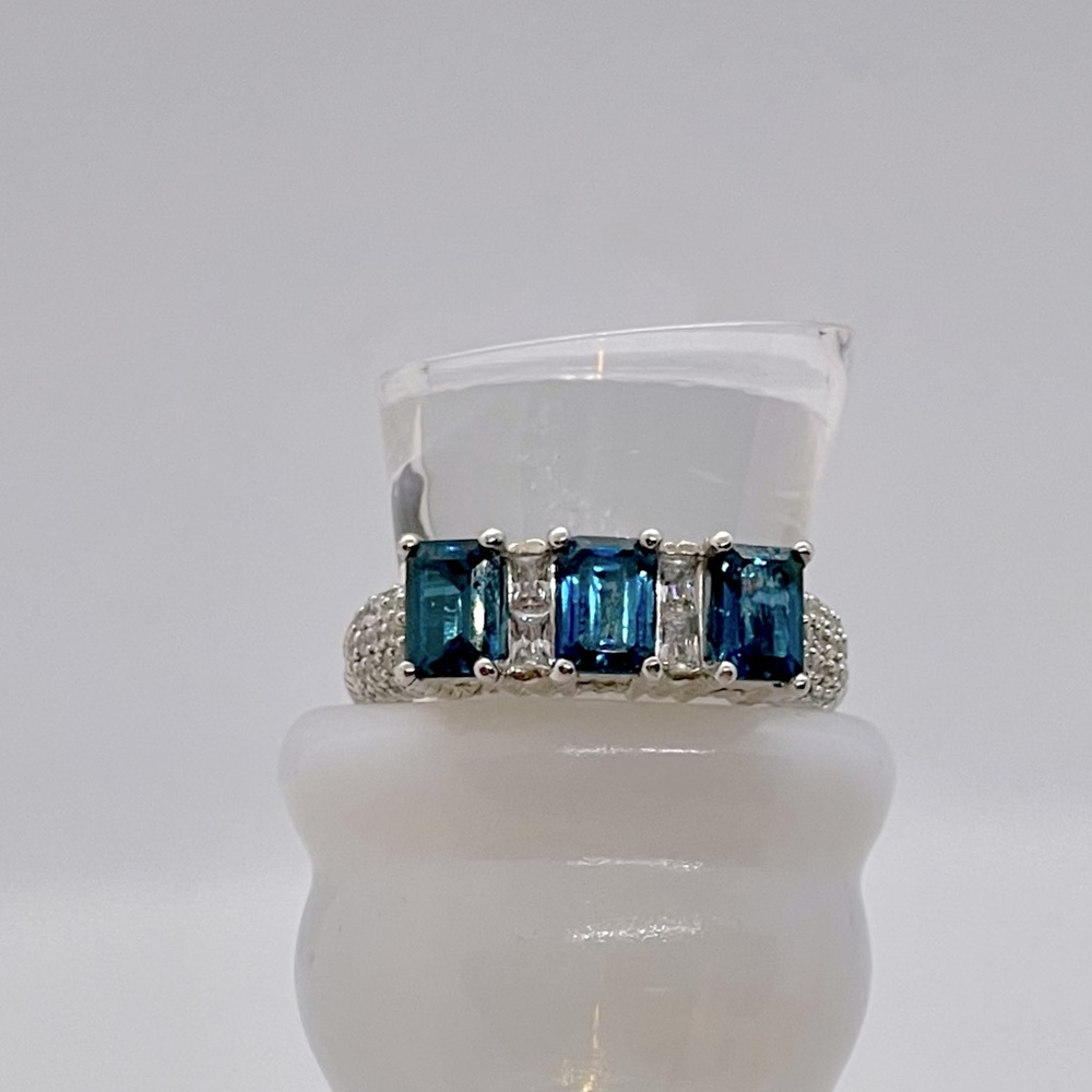 Judith Ripka Sterling Silver London Blue Topaz & CZ ring. Size 11, beautiful!